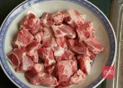 Illustration of how to make steamed ribs with daylily 2