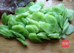 Illustration of how to make lettuce slices 2