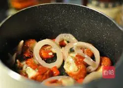 Illustration of how to make spicy crayfish tails 2