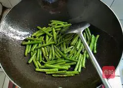 Illustration of how to make fried long beans with minced meat 6