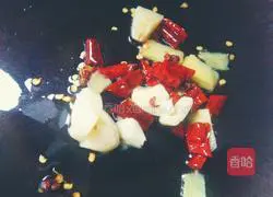 Illustration of how to stew fresh meat and dried radish slices 4