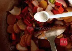 Illustration of how to make onion and potato slices 18