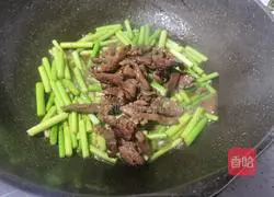 Illustration of how to make stir-fried beef with garlic moss 14