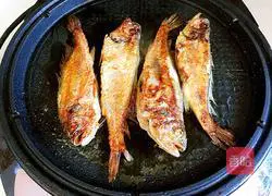 Illustration of how to make pan-fried yellow croaker 5