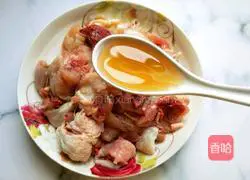 Illustration of how to make dry spicy chicken diced 5