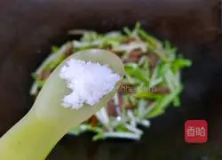 Illustration of how to make shredded pork with pickled pepper and chives 11