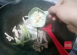 Illustration of how to make Green Pepper and Shredded Pork Tamagoyaki Bento 3