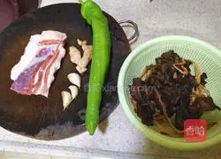 Illustration of how to make stir-fried day lily with pork belly and fungus 1