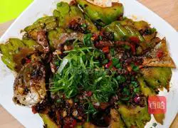 Illustration of how to braise bitter melon fish with drum juice 8