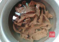 Illustration of how to stir-fry dried radish with small peppers 1