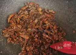 Illustration of how to make shredded pork with Beijing sauce 17