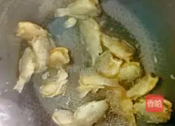 Illustration of how to make crucian carp white jade soup 5