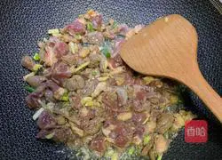 Illustration of how to make fried beef with celery 3