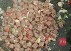 Illustration of how to make stir-fried peas and steak 5