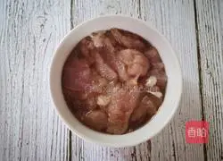 Illustration of how to stir-fry lean meat with fried tofu 3