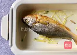Illustration of how to cook yellow croaker with bean paste 4