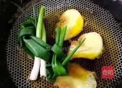 Illustration of how to cook lamb chops with carrots, green garlic and garlic 6