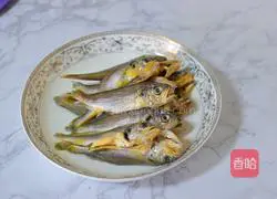 Illustration of how to make dry-fried yellow croaker 1