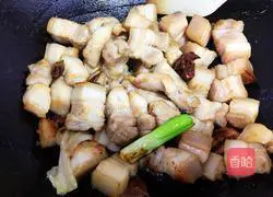 Illustration of how to make bean curd, braised pork and stewed dried bean knots 8