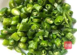 Illustration of how to make scrambled eggs with Hangzhou pepper 1