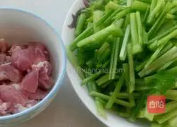 Illustration of how to stir-fry celery with meat 2