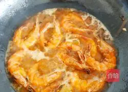 Illustration of how to fry shrimps using oil 8