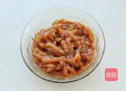 Illustration of how to stir-fry shredded pork with celery 4