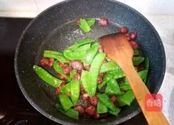 Illustration of how to make fried sausage with snow peas 5