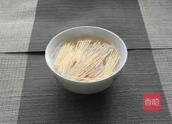 An illustration of how to make beef with toothpicks 3