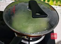 Illustration of how to cook loofah with fried meat 3