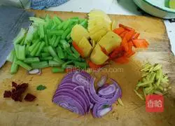 Illustration of how to cook frogs in dry pot 4