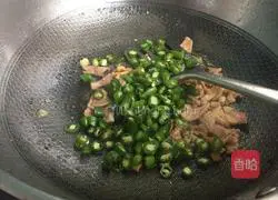 Illustration of how to make fried pork with green pepper 6