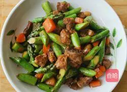 Illustration of how to make garlic asparagus and beef cubes 11