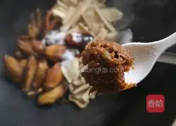 Illustration of how to cook tiger skin chicken wings and roasted yuba 14