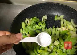 Illustration of how to make fried chicken breast with celery 3
