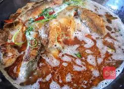 Illustration of how to make braised crucian carp and tofu with soy sauce 13