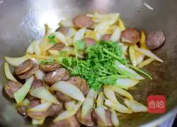 Illustration of how to make fried onions and sausages 6