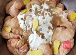 Spicy and sour Illustration of how to make fat intestines 1