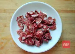 Illustration of how to make fried sausage with snow peas 2