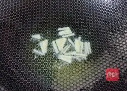 Illustration of how to stir-fry shrimp skin with green pepper 3