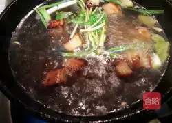 Illustration of how to make braised pork with fermented rice wine 7