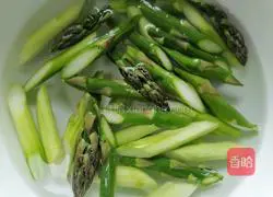 Illustration of how to make fried beef with asparagus 3
