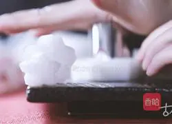 White Jade Scallops丨If you use yellow pistil points to condense the fat, it will look like gold and jade.Illustration of how to cook with fresh food 2