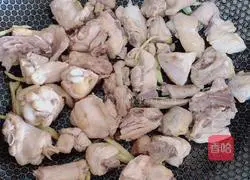 Illustration of how to make chicken with fungus stew 5