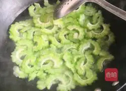 Fried bitter melon comes after all the hardships.Illustration of how to make eggs 5