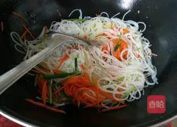 Illustration of how to make fried egg vermicelli 8