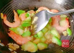 Stir-fried loofah with vannamei shrimp Illustration of practice 12