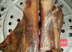 Illustration of how to make steamed bacon with dried beans 1