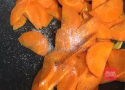 Guangdong - Illustration of how to make fried meat with carrots 4