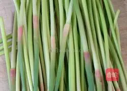 Illustration of how to make fried eggs with garlic moss 1